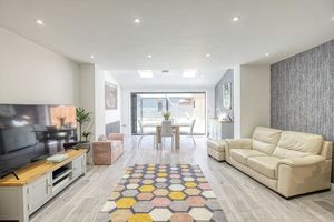 Lounge Diner- click for photo gallery